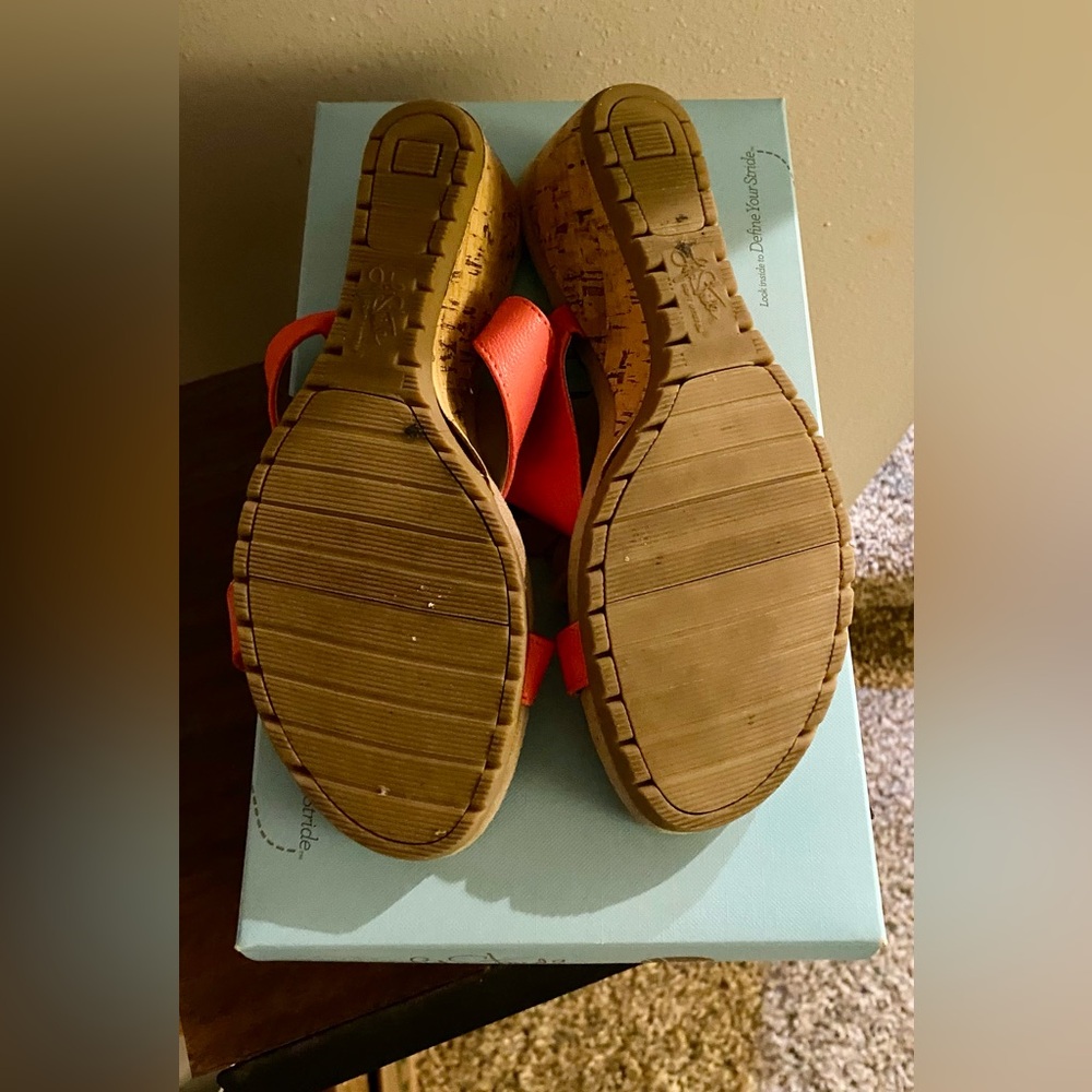 Life Stride Notice Nala Soft System Flower Accent 2.5" Wedge Sandals. Size 8W - Picture 3 of 5